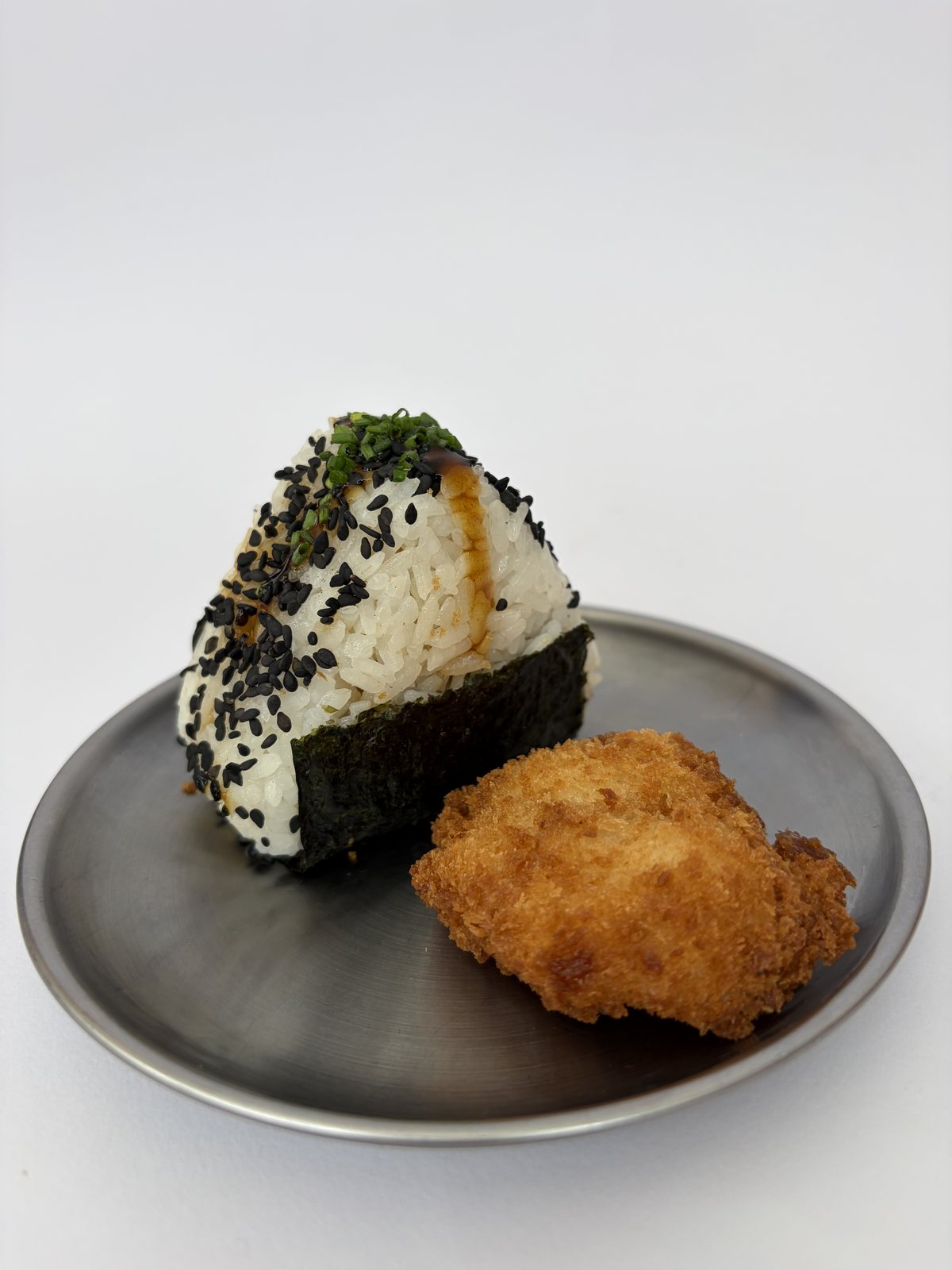 Onigiri triangular de arroz con sésamo en ONIGUIRIS Barbate
