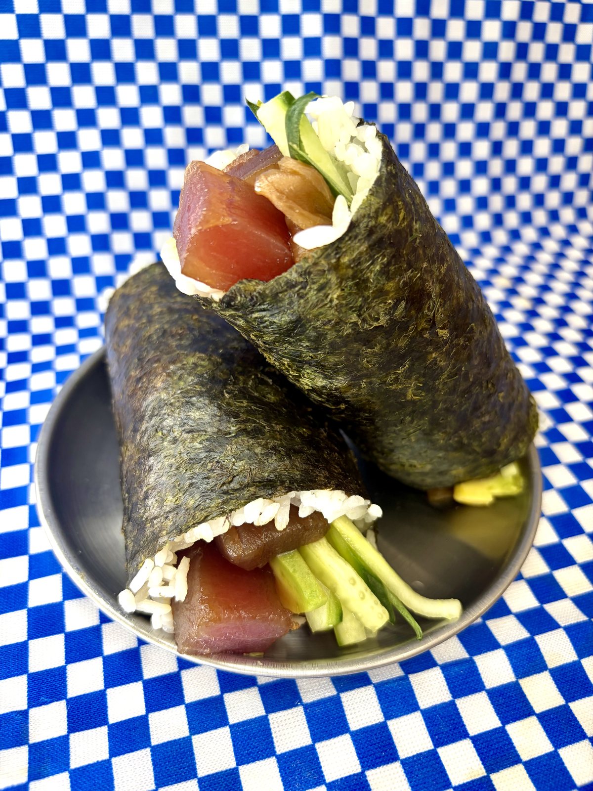 Handrolls de atún rojo rellenos al momento en ONIGUIRIS