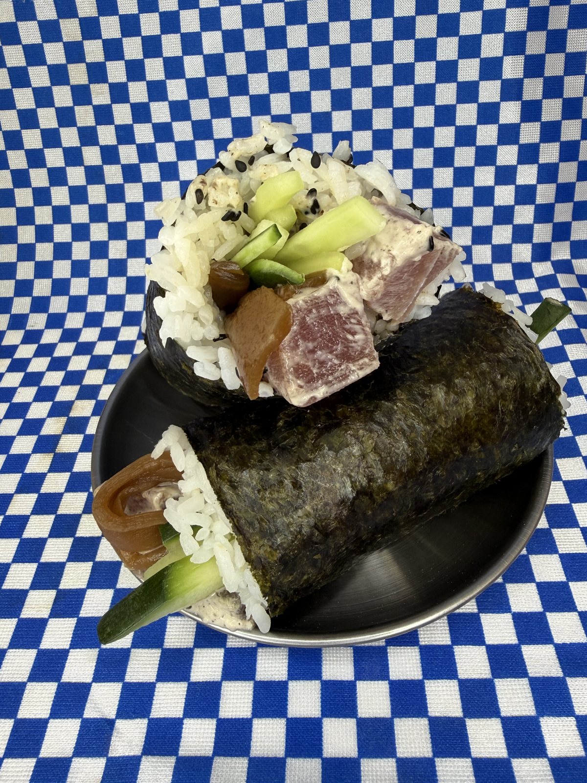 Handroll de tataki de atún con pepino, comida japonesa en Barbate