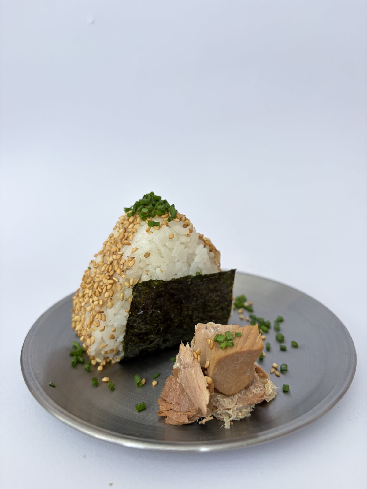 Onigiri con sésamo negro y croqueta japonesa en ONIGUIRIS