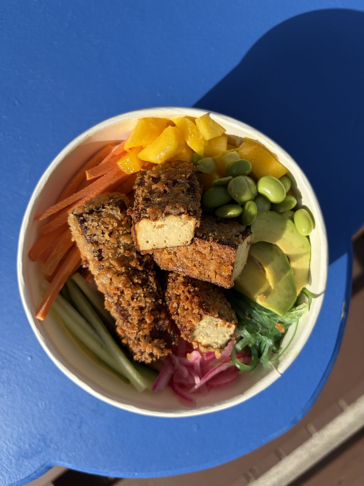Poke bowl de salmón con mango, edamame y aguacate en Barbate