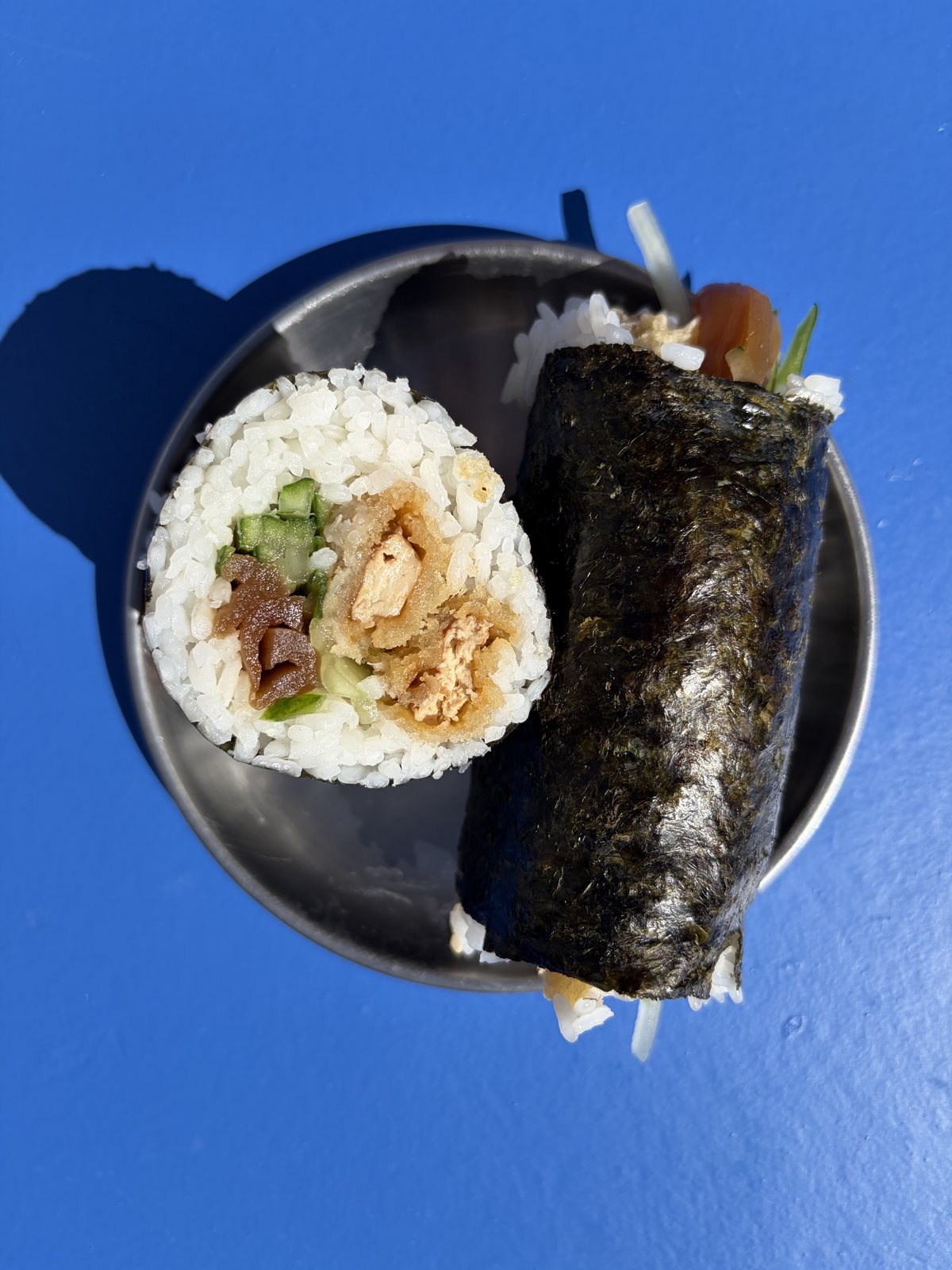 Roll de salmón con encurtidos japoneses en ONIGUIRIS Barbate